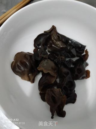 核桃仁木耳蒸鸡蛋的做法步骤：2