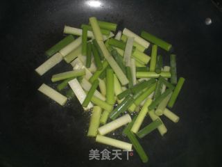 蒜薹烧蚕豆的做法步骤：2