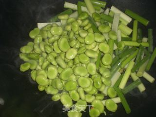 蒜薹烧蚕豆的做法步骤：3