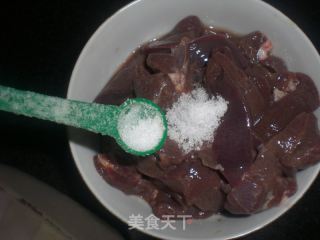 蒜薹百叶炒猪肝的做法步骤：2