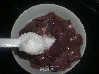 蒜薹百叶炒猪肝的做法步骤：3