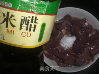 蒜薹百叶炒猪肝的做法步骤：4