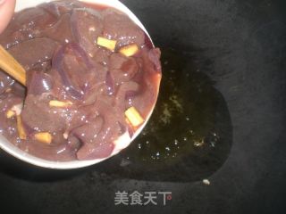 蒜薹百叶炒猪肝的做法步骤：6