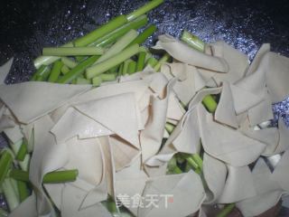 蒜薹百叶炒猪肝的做法步骤：8