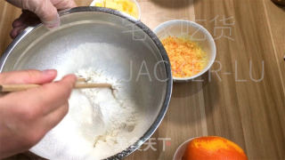 香橙奶油司康，香甜橙香和奶油浓郁，带来丰富层次感。的做法步骤：3