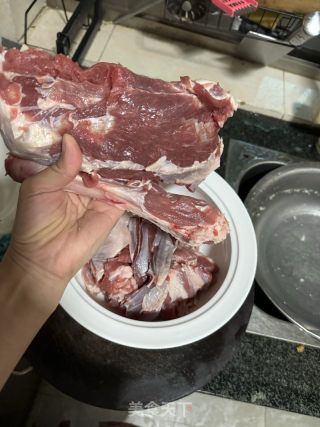 马蹄甘蔗煲羊骨汤的做法步骤：1