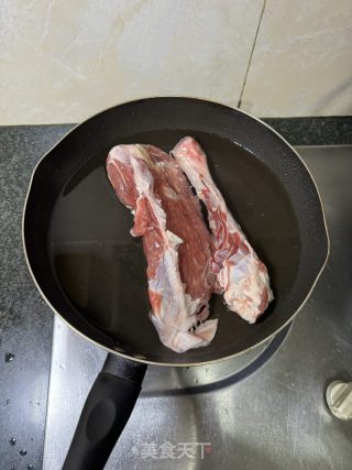 马蹄甘蔗煲羊骨汤的做法步骤：2