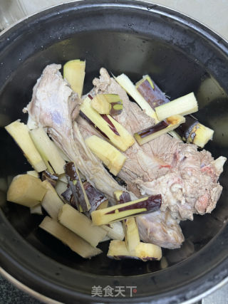 马蹄甘蔗煲羊骨汤的做法步骤：7
