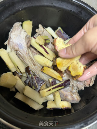马蹄甘蔗煲羊骨汤的做法步骤：8