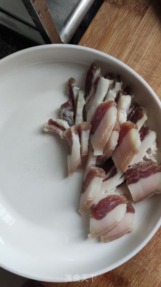 大蒜炒腊肉的做法步骤：2
