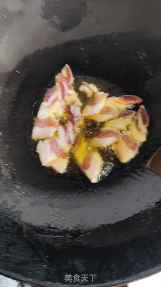大蒜炒腊肉的做法步骤：4