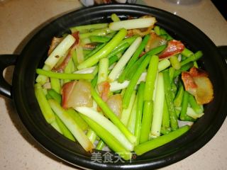 腊肉炒蒜苔的做法