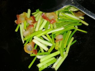 腊肉炒蒜苔的做法步骤：4