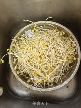 青椒肉丝豆芽儿拌面的做法步骤：1