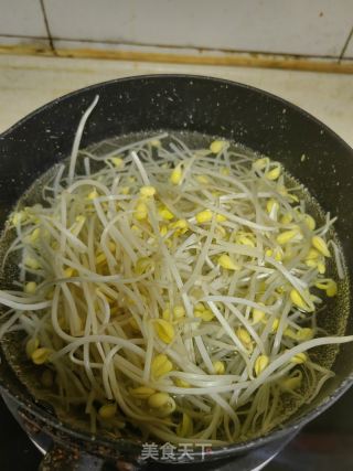 青椒肉丝豆芽儿拌面的做法步骤：2