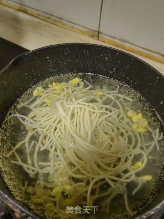 青椒肉丝豆芽儿拌面的做法步骤：4