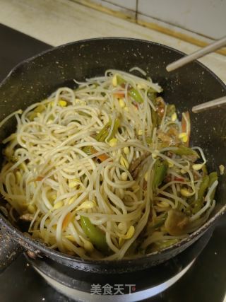 青椒肉丝豆芽儿拌面的做法步骤：8