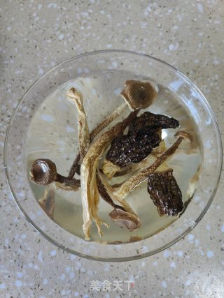 菌菇瘦肉汤的做法步骤：2