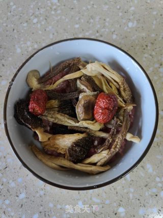 菌菇瘦肉汤的做法步骤：3