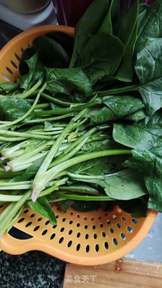 清炒菠菜的做法步骤：1