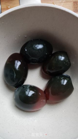 黄瓜凉拌皮蛋的做法步骤：2