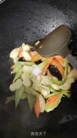 莴笋荸荠炒胡萝卜的做法步骤：4