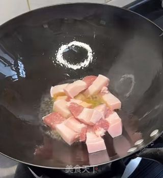 咸鱼五花肉炖黄豆的做法步骤：2