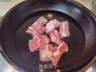 排骨粉条炖酸菜的做法步骤：2