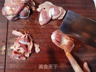 酸辣泡椒炒鸡胗的做法步骤：1