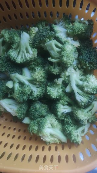 清炒西蓝花的做法步骤：1