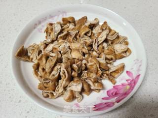 红萝卜炒卤大肠的做法步骤：1