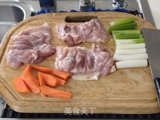大葱烤鸡腿肉的做法步骤：1