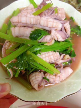 鱿鱼炒芹菜的做法