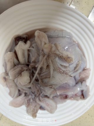 鱿鱼炒芹菜的做法步骤：1