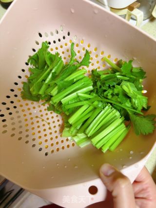 鱿鱼炒芹菜的做法步骤：2