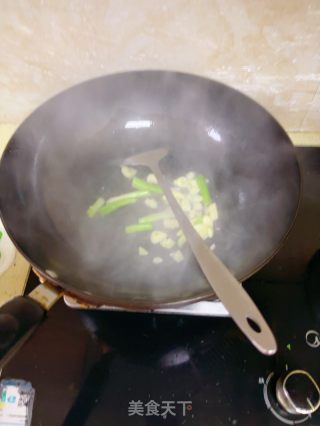 鱿鱼炒芹菜的做法步骤：3