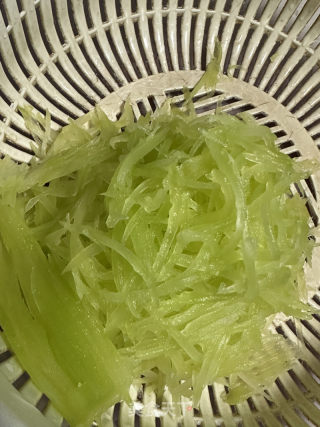 凉拌莴笋丝的做法步骤：1