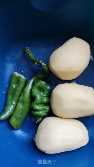 青椒抄土豆片的做法步骤：1