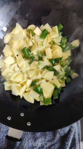 青椒抄土豆片的做法步骤：4
