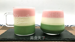 抹茶三色布丁，将抹茶香、红丝绒香草香和浓郁奶油风味，淋漓尽致地呈现在一杯之中。