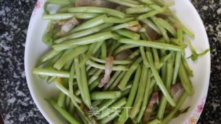 泥蒿炒腊肉的做法