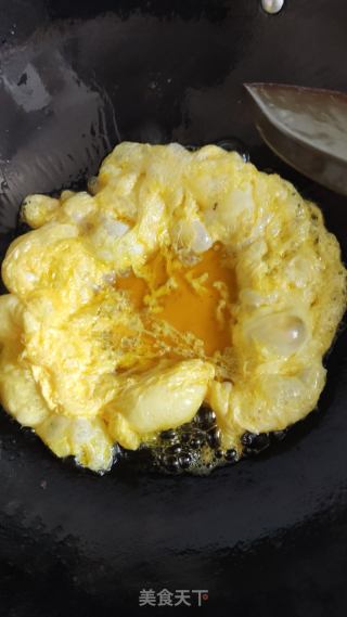 鸡蛋炒蚕豆的做法步骤：2