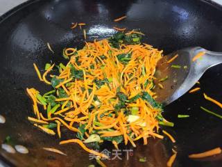 雪里红炒红萝卜丝的做法步骤：4