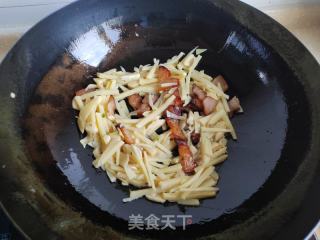 五花肉炒冬笋草籽的做法步骤：5