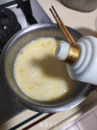 香菜炒鹅蛋的做法步骤：3