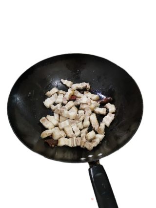 土豆花干炖肉的做法步骤：1