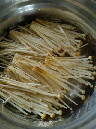 金针菇拌牛肉的做法步骤：1