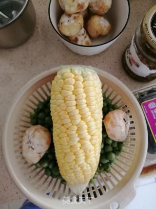 马蹄青豆玉米粒的做法步骤：1