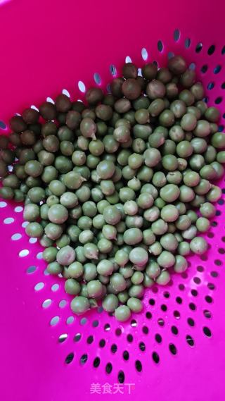 青豆炒火腿肠的做法步骤：1