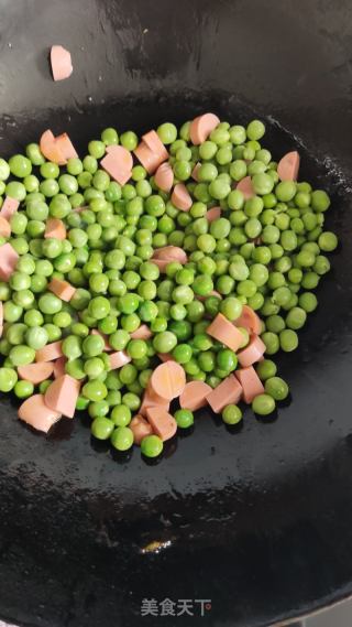 青豆炒火腿肠的做法步骤：3